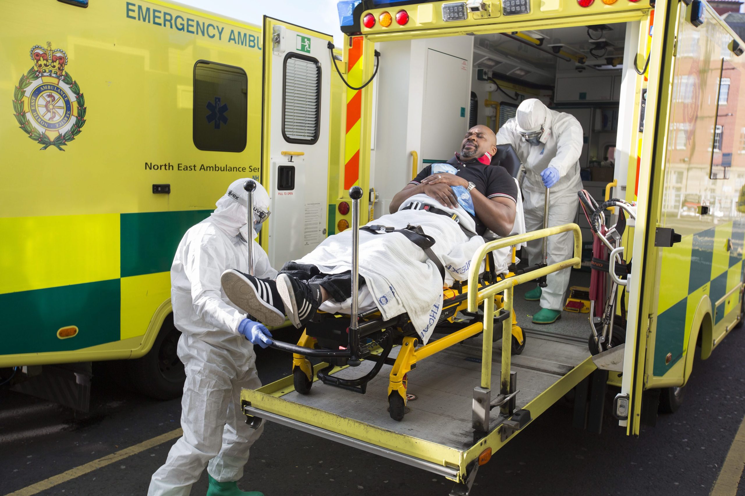 Hospitais testam fatos do ébola