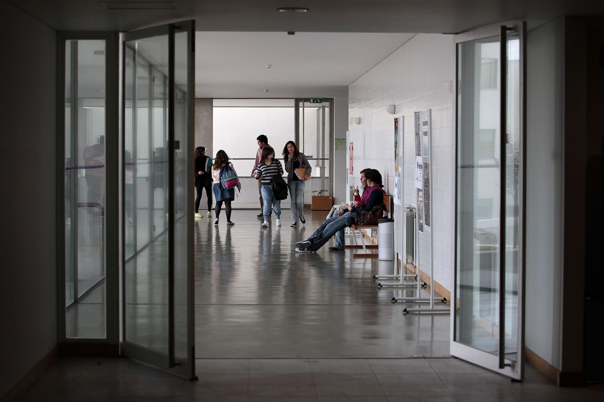 Cerca de 500 jovens desempregados recebem bolsa para voltarem a estudar