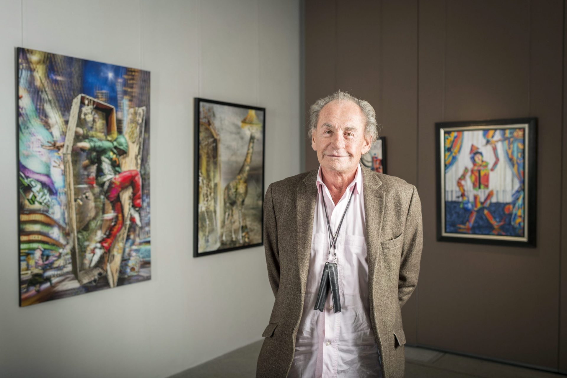 Pai de Sarkozy inaugura exposição de pintura