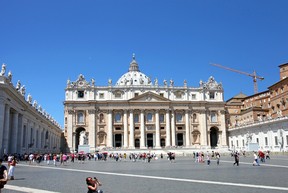 Crítico ultraconservador do Papa é afastado do Vaticano