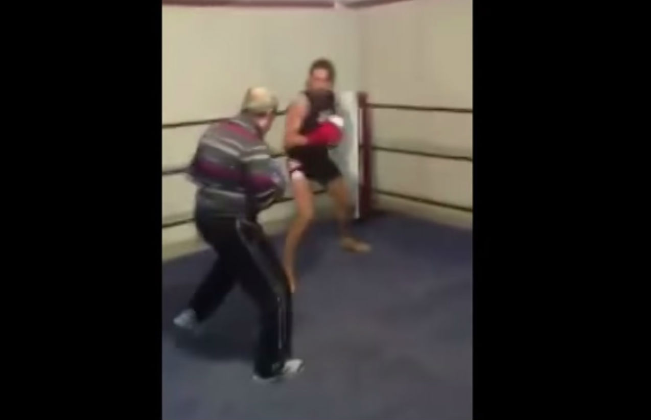 Velhos são os trapos: Veja este homem de 70 anos dar cabo de um jovem boxista