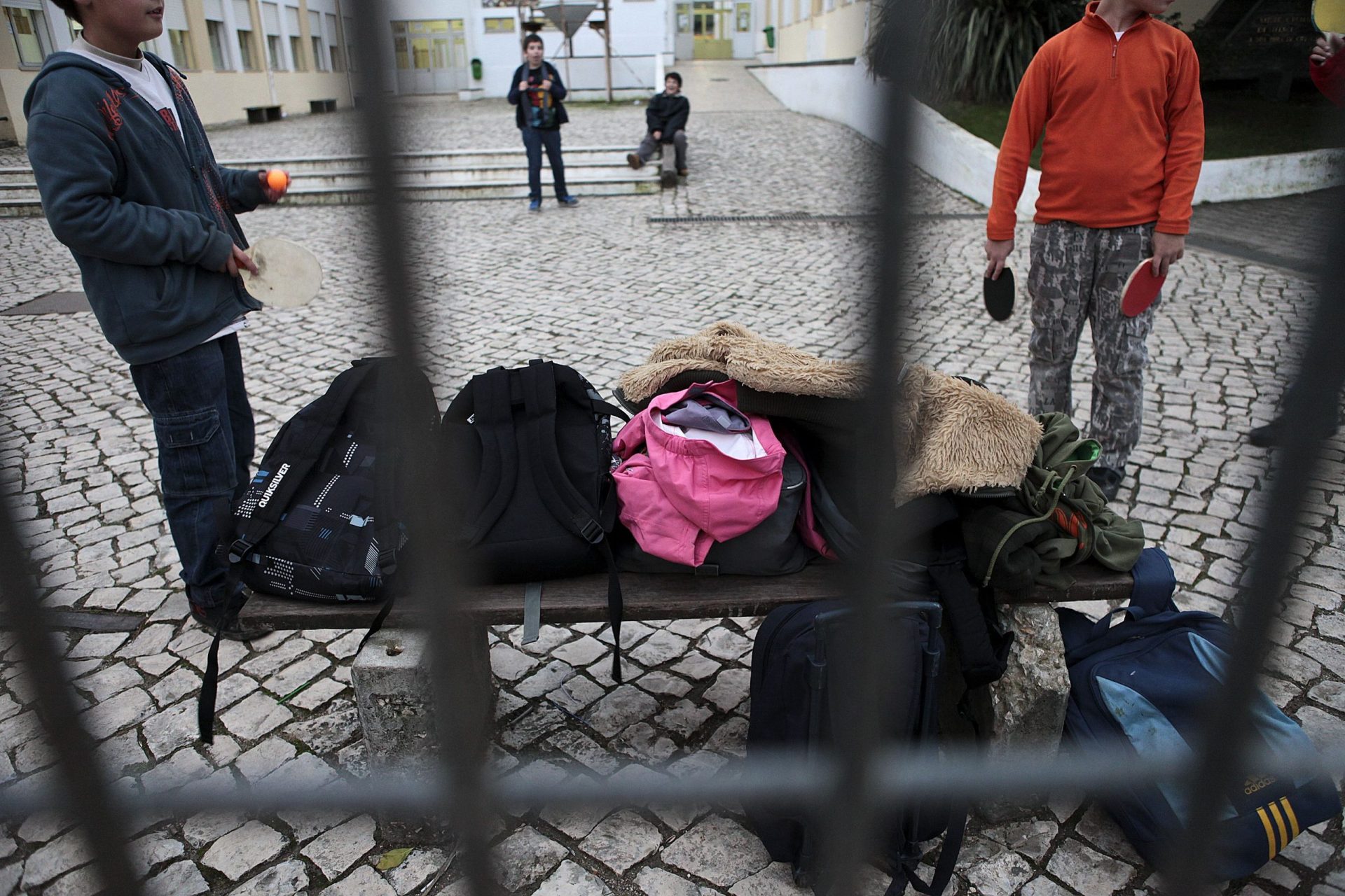 Alunos manifestam-se frente ao Ministério da Educação contra cortes