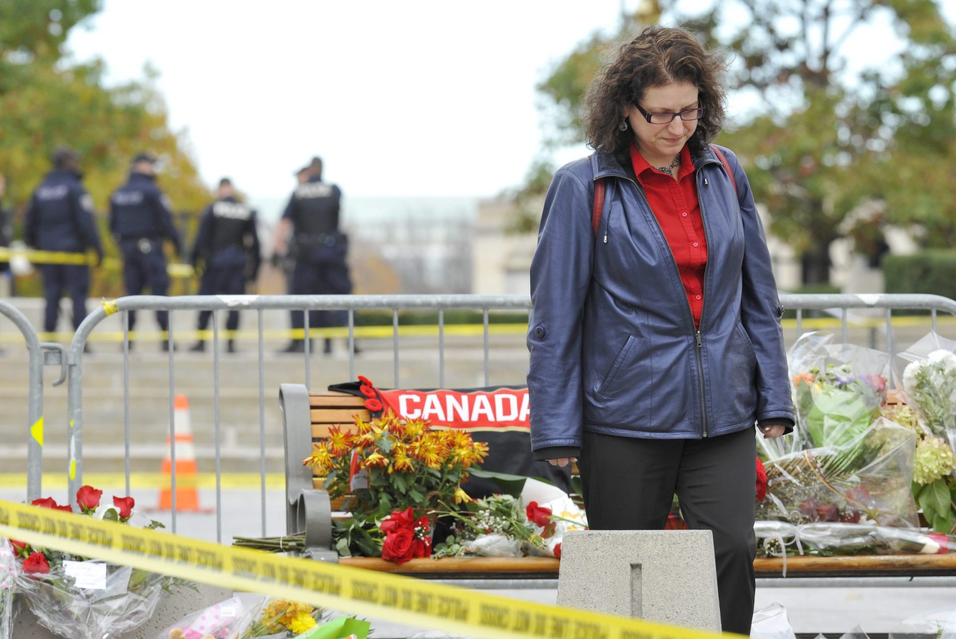 Mãe de terrorista canadiano chora vítimas do filho