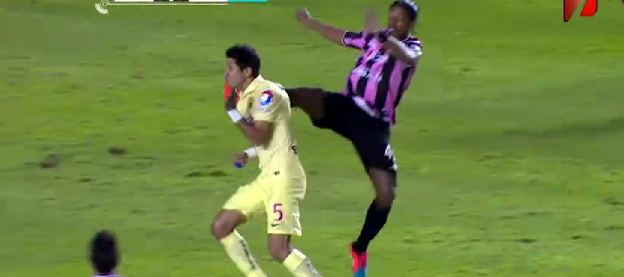 Ronaldinho chuta a cabeça de um adversário