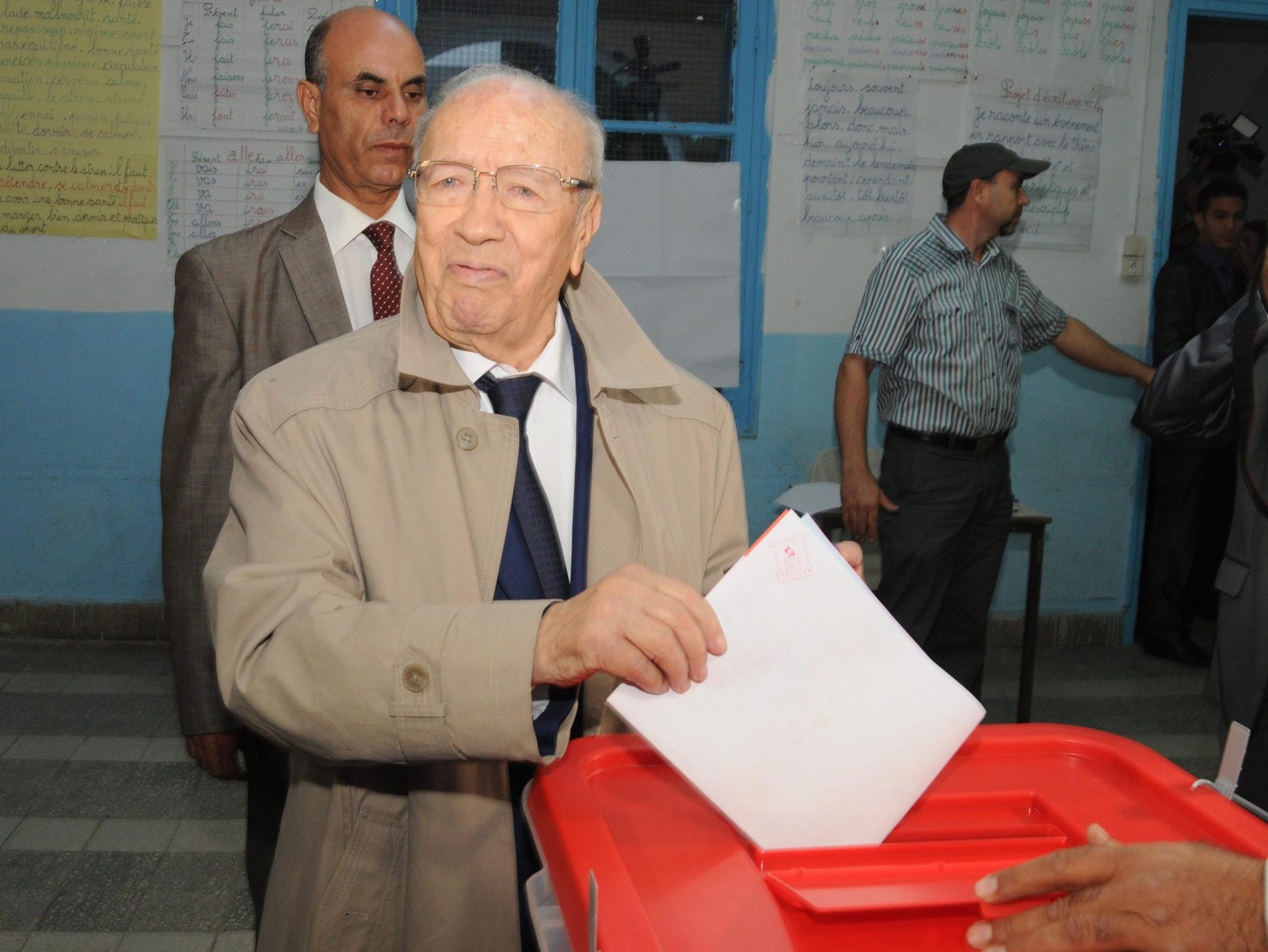 Ex-ministro de Ben Ali surpreende nas eleições tunisinas