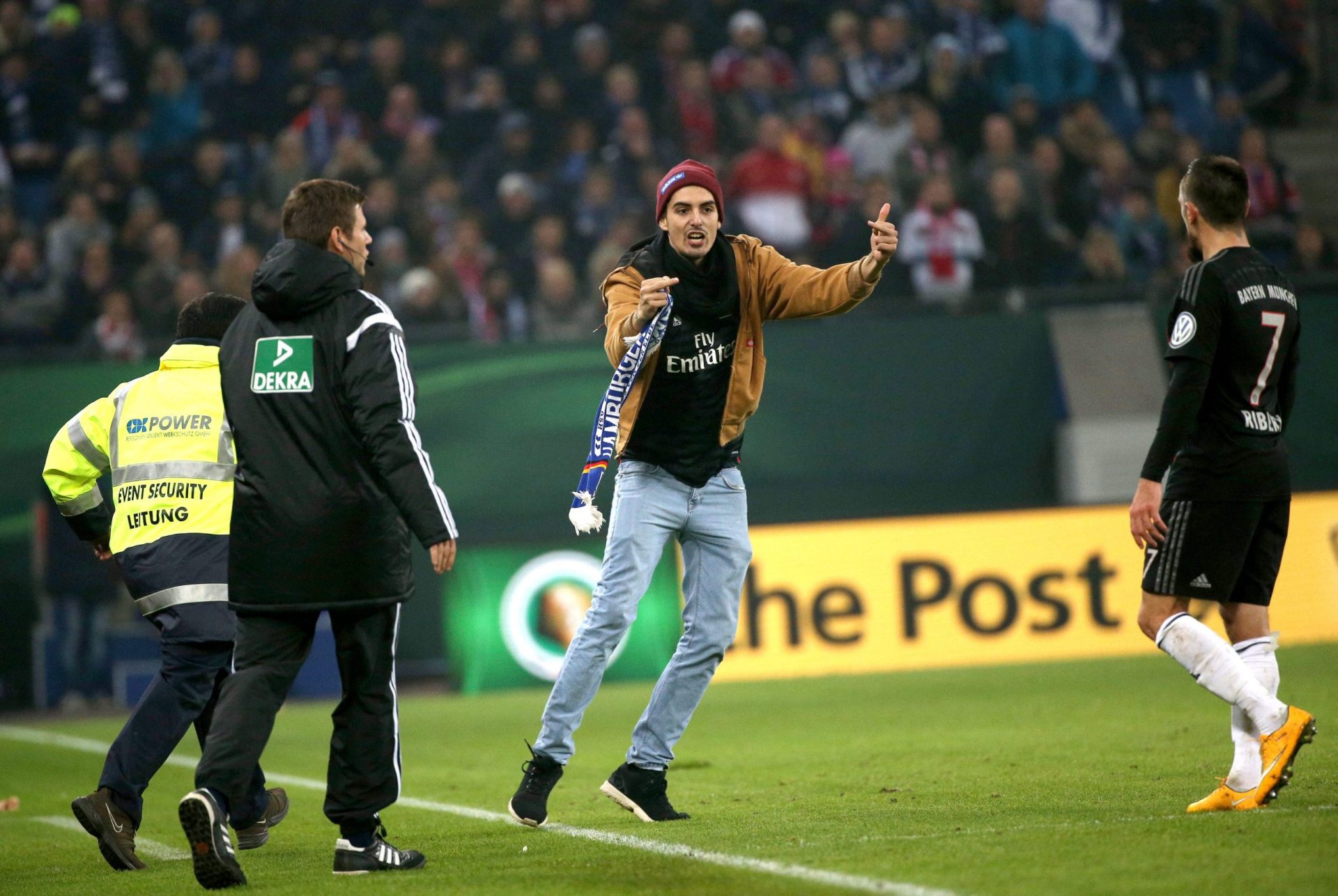 Ribéry marca e é agredido por um adepto em Hamburgo