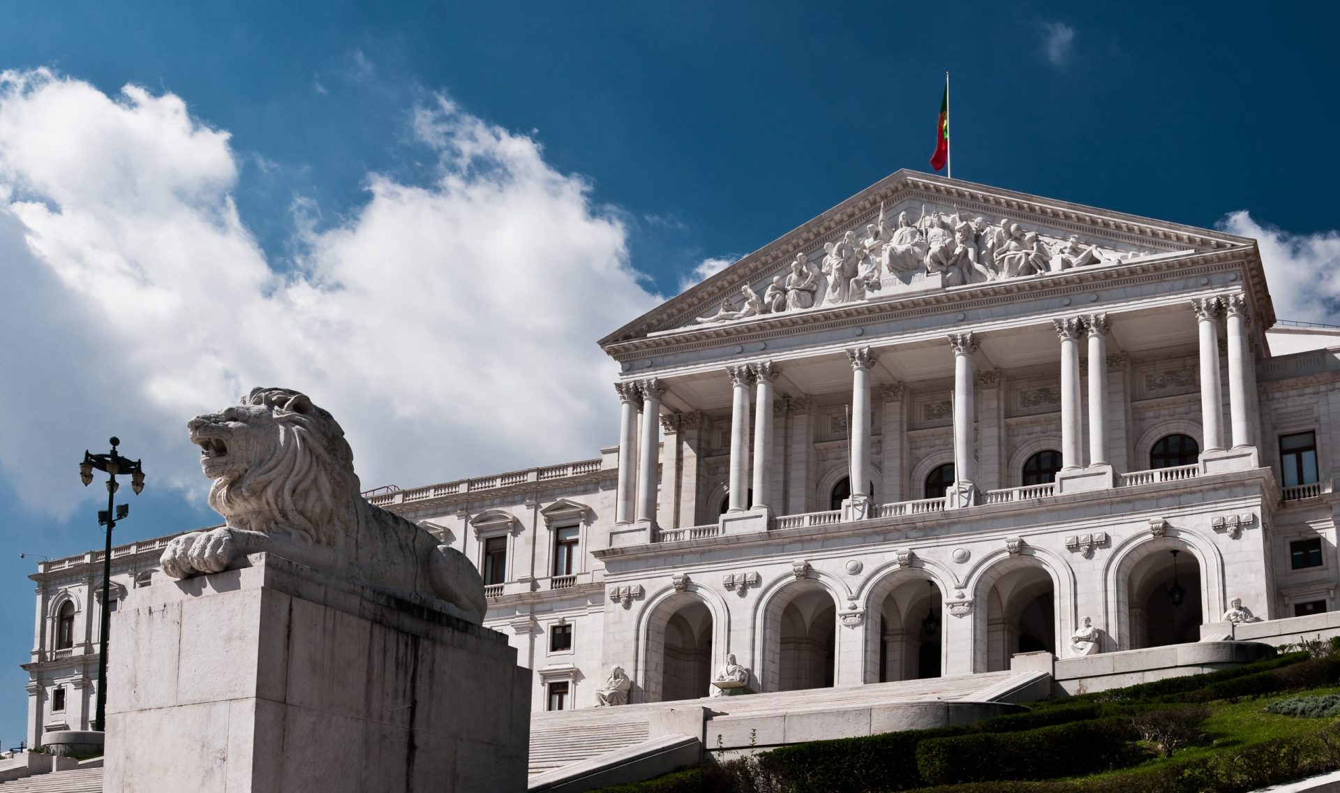 Orçamento para 2015 aprovado com voto contra da esquerda