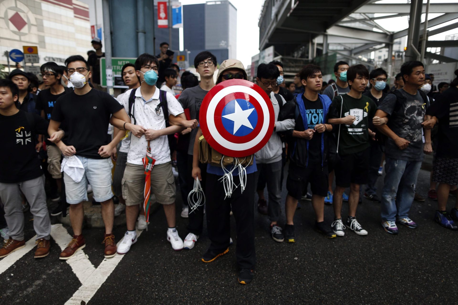Hong Kong: Confrontos entre estudantes e opositores à ocupação continuam