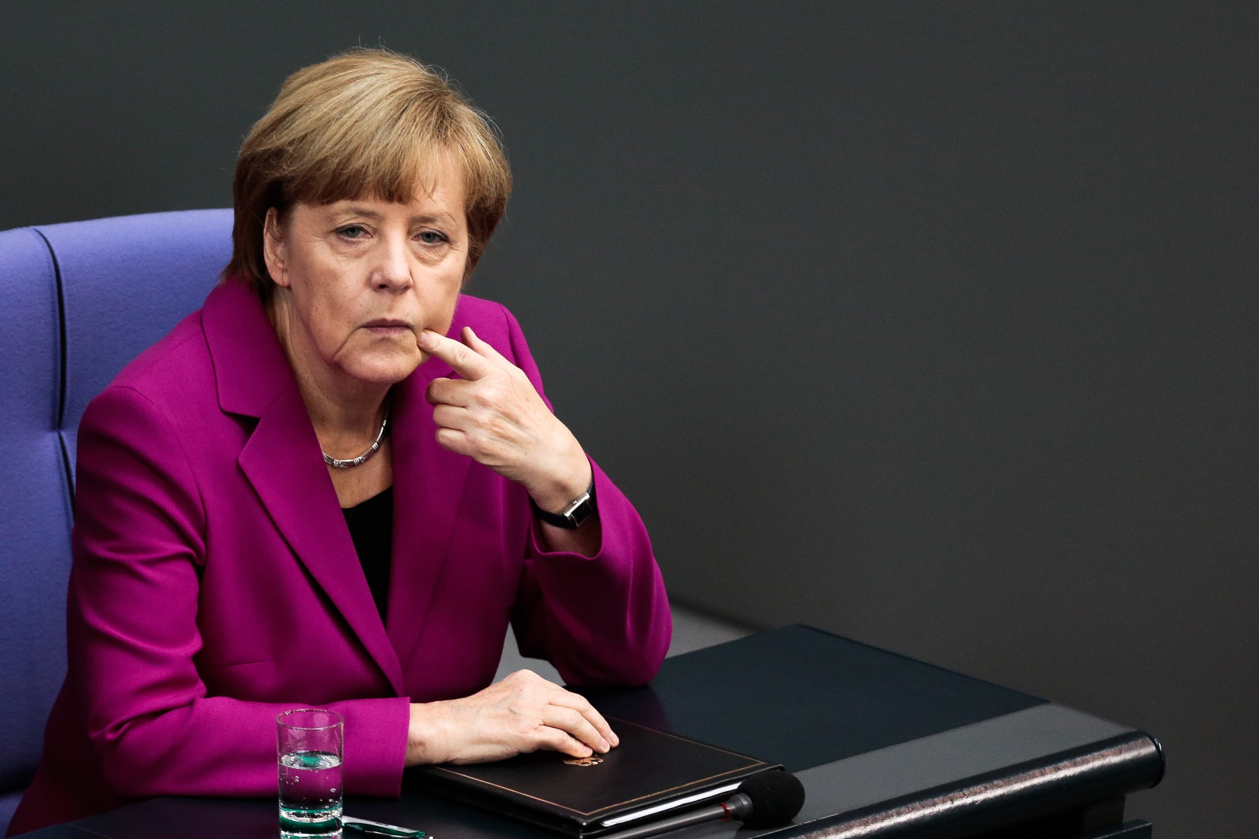 ‘Merkel não conseguia segurar no garfo e na faca como deve ser’