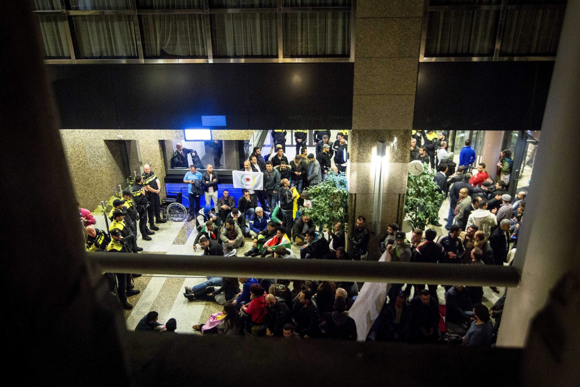 Manifestantes curdos invadem Parlamento Europeu