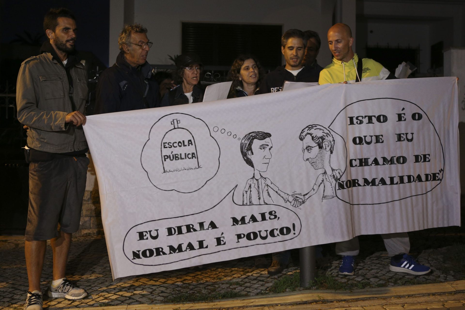 Docentes protestam à porta decasa de Nuno Crato