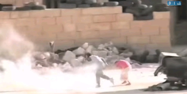 Síria: Rapaz finge estar morto para salvar menina
