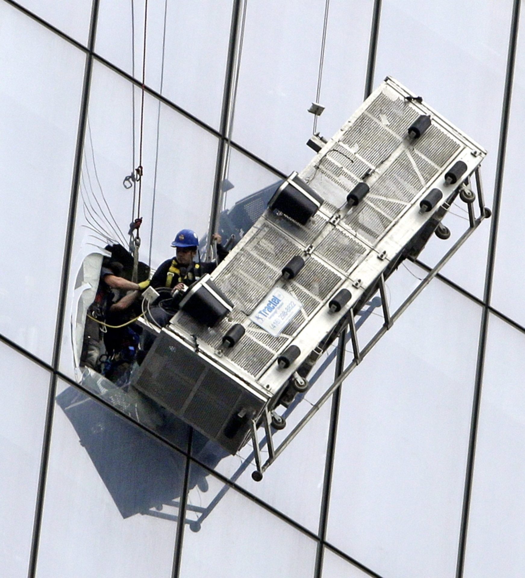 Homens ficam pendurados no World Trade Center