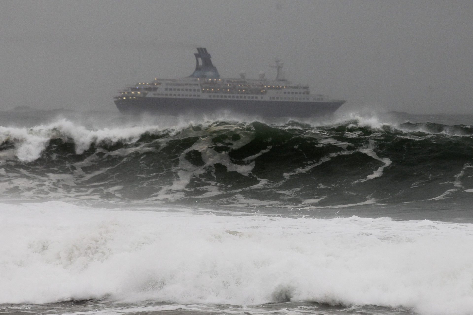 Tempestade Ciarán ameaça Europa com os ventos mais fortes em décadas