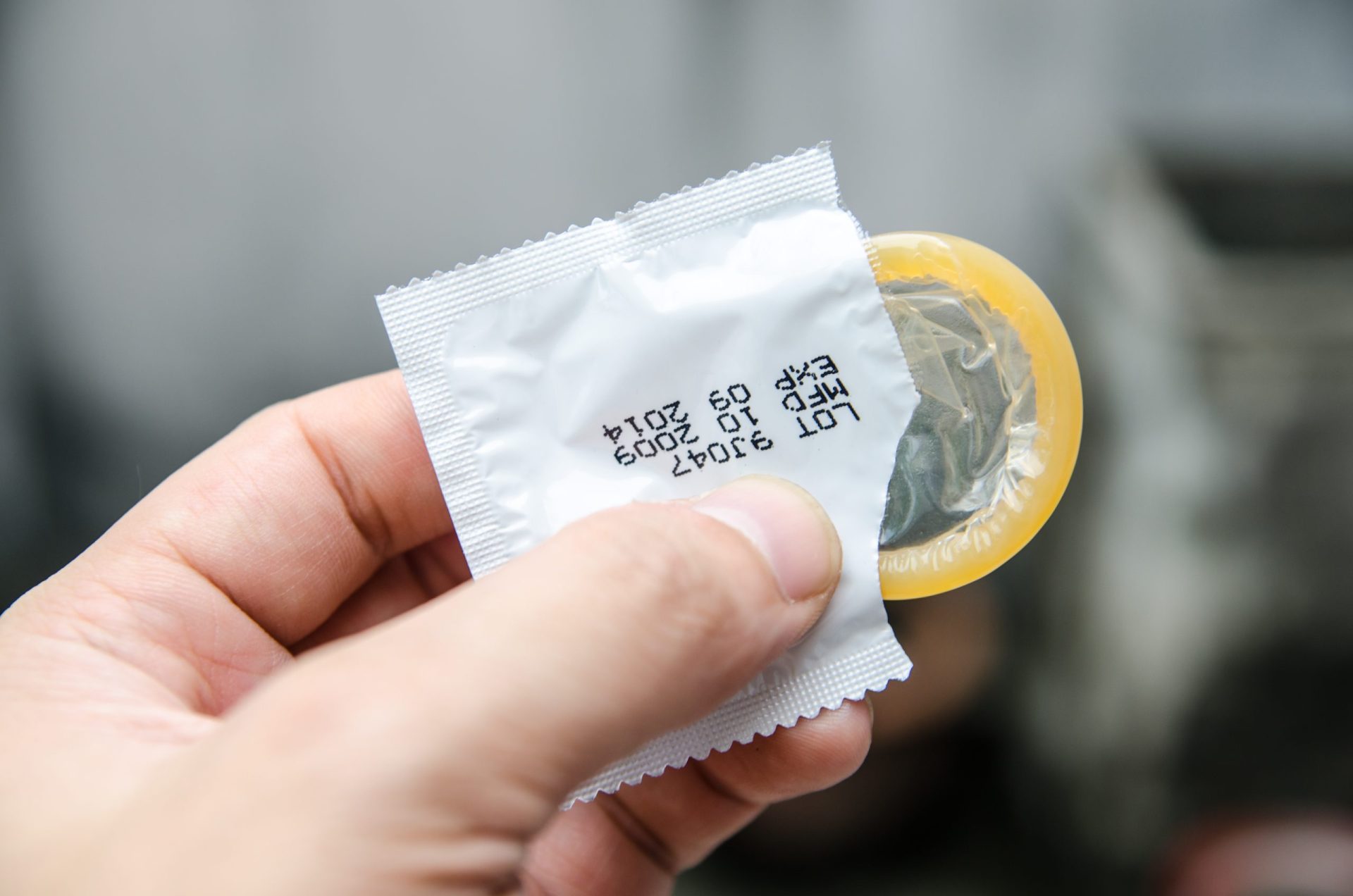 Os problemas de pôr o preservativo à pressa