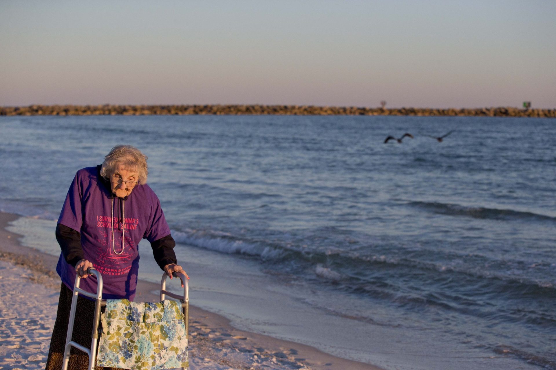 A reacção de uma mulher com 100 anos ao ver o mar pela primeira vez