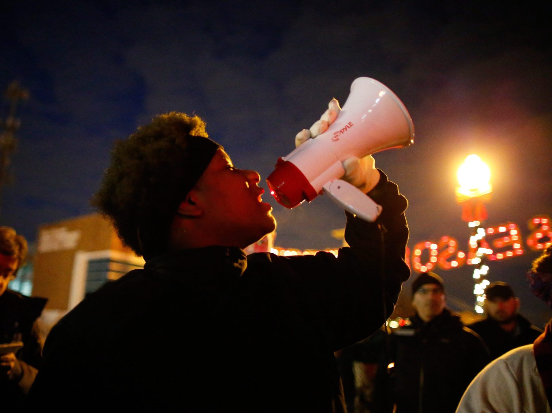 Ferguson: Justiça dos EUA decide não acusar polícia pela morte de Michael Brown