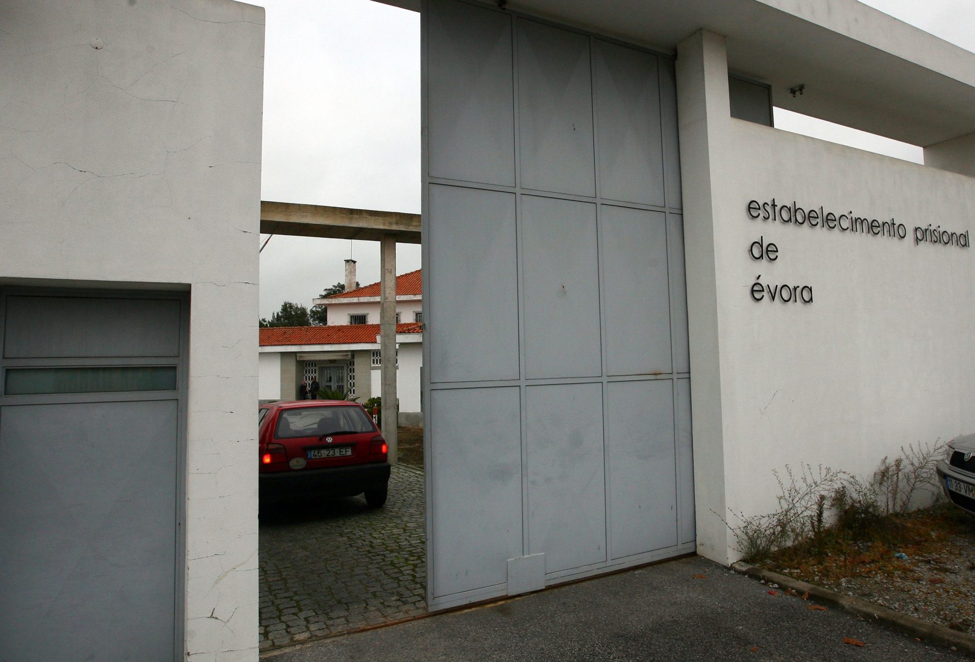 Curiosidade por Sócrates atrai populares à prisão de Évora