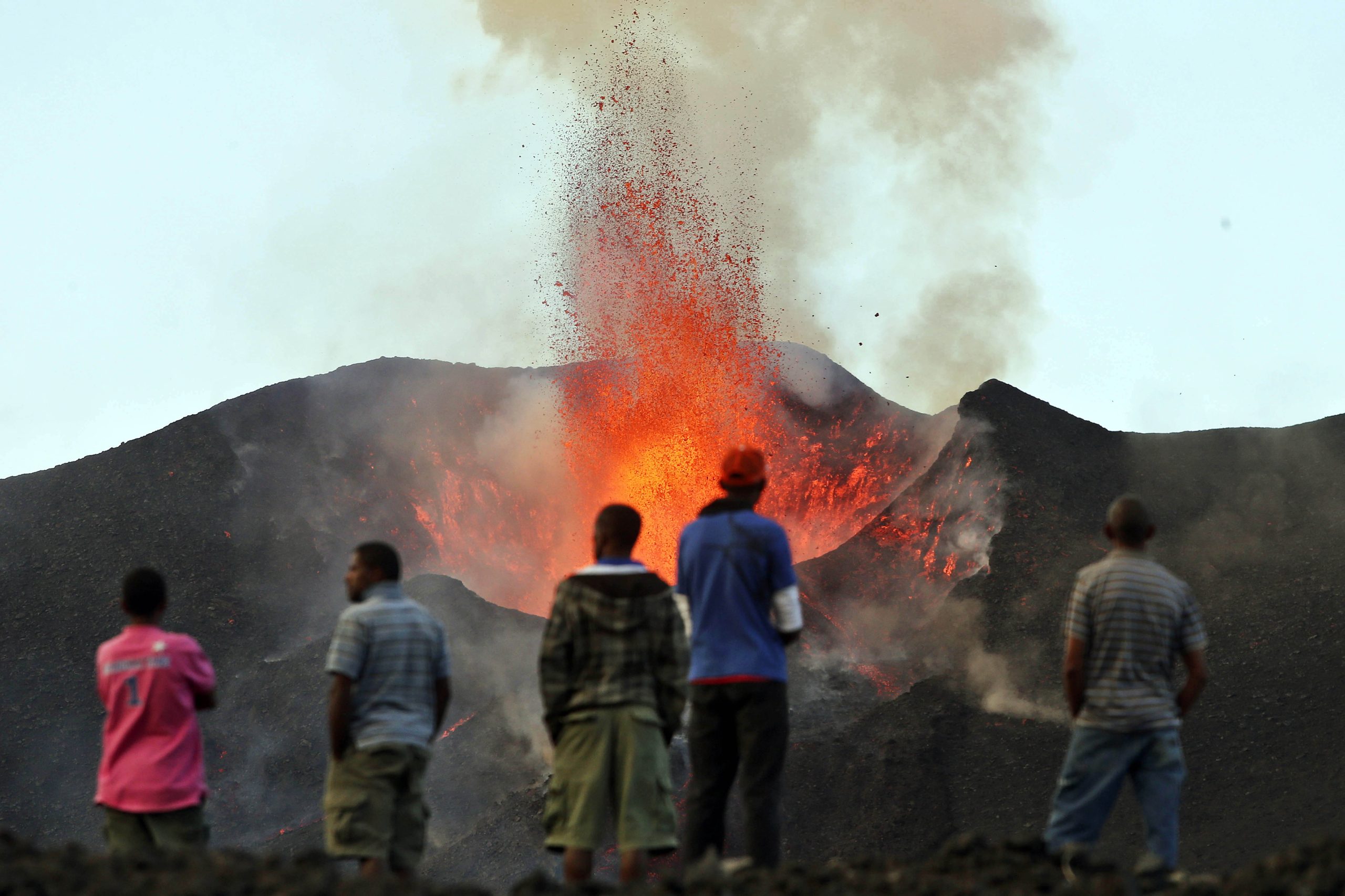Lava do vulcão do Fogo cobre sede do Parque Natural local