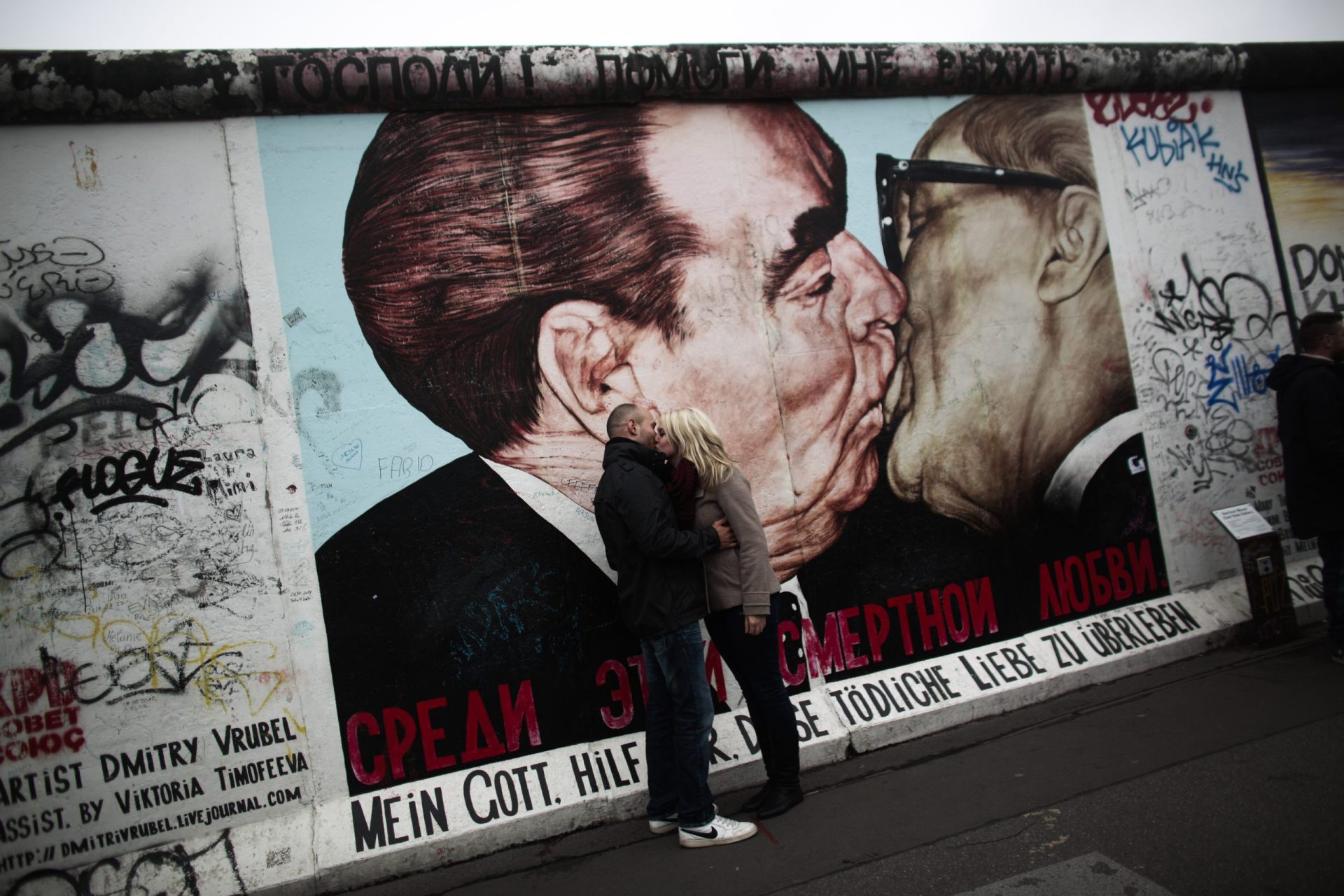 O muro que separava Berlim está em pedaços pelo mundo