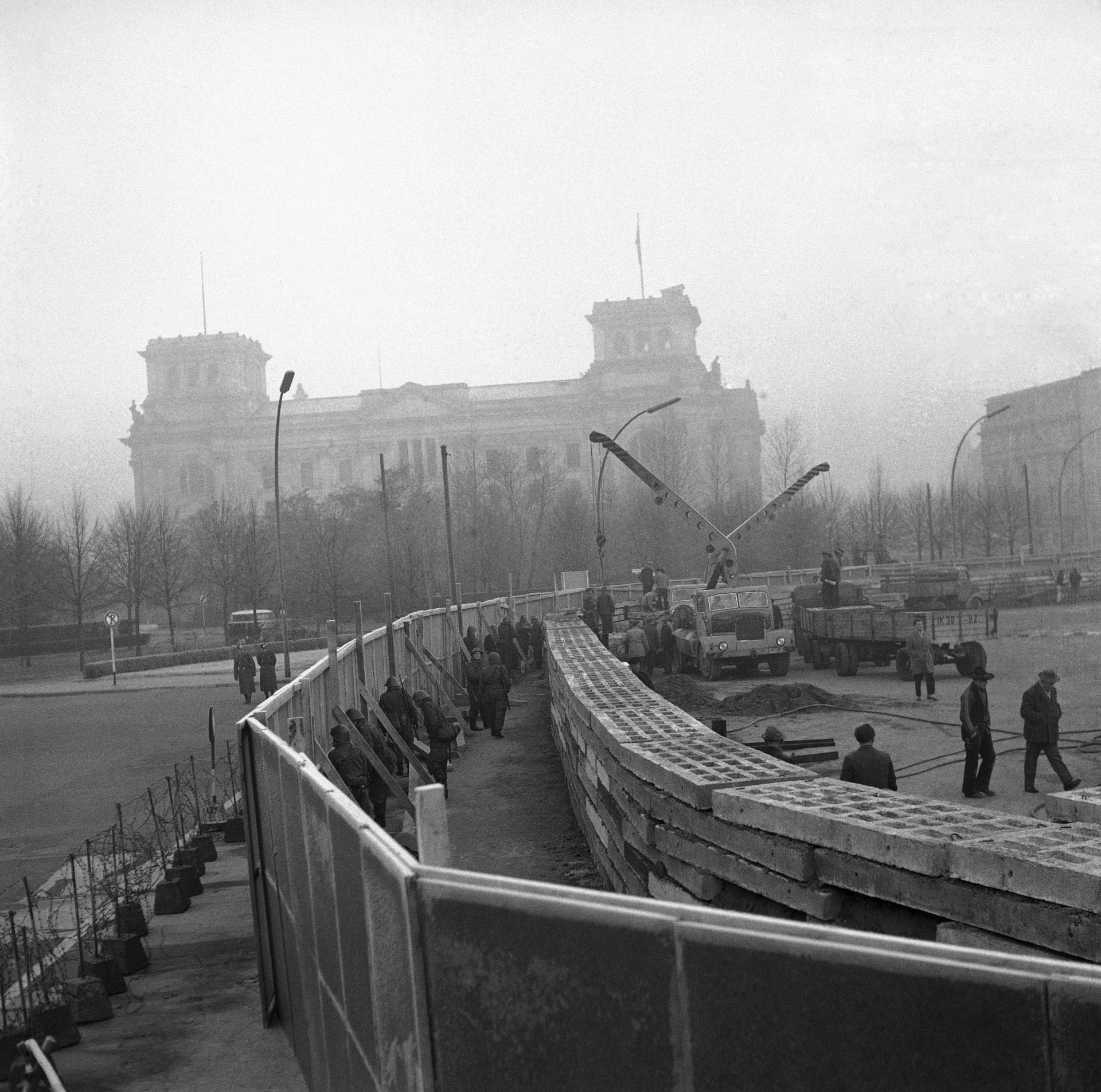 Imagens da construção do Muro de Berlim que se iniciou em Agosto de 1961