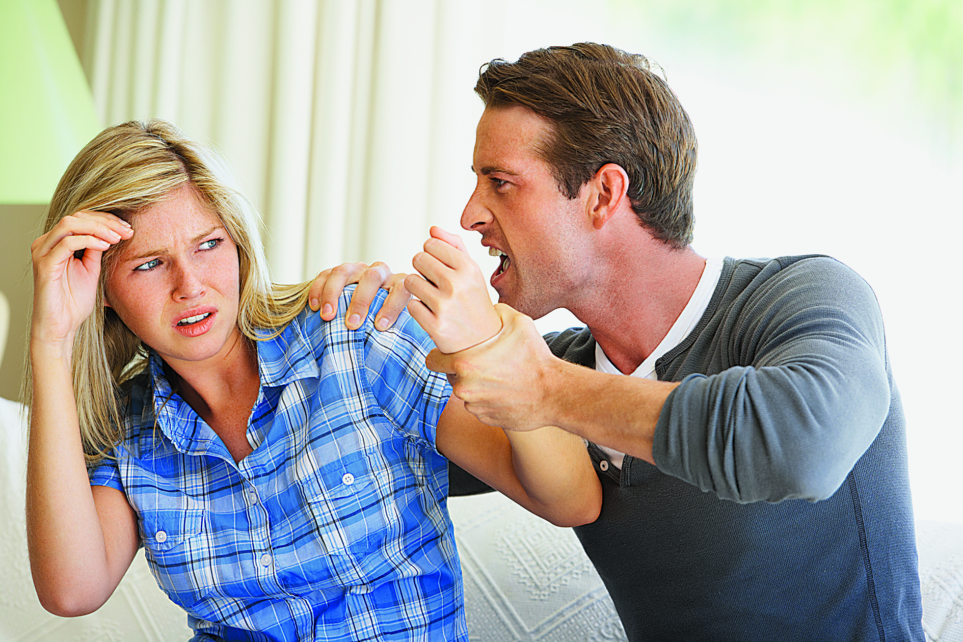 25% dos jovens assumem ser agressivos no namoro