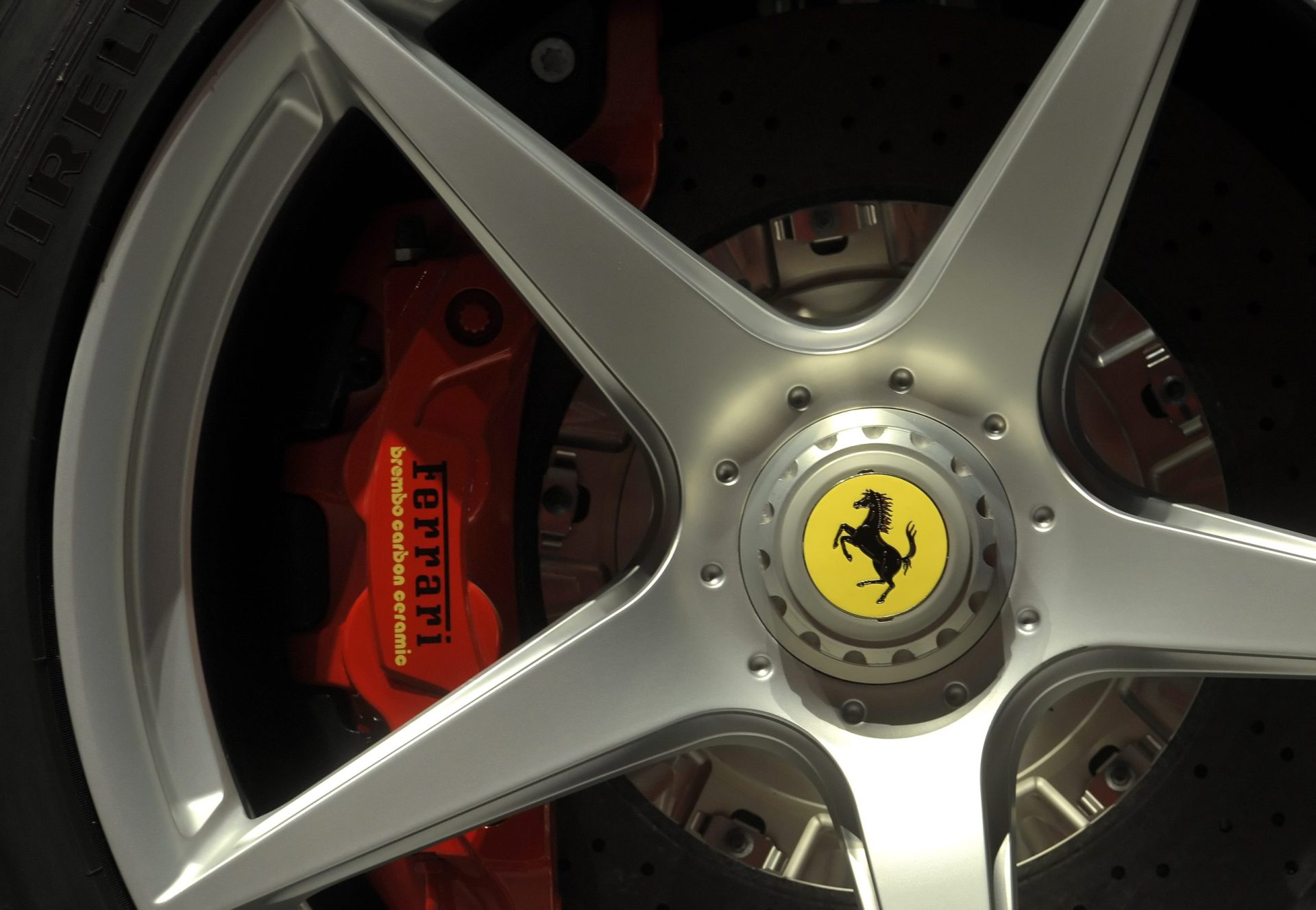 Ferrari nega pensar sair de Itália