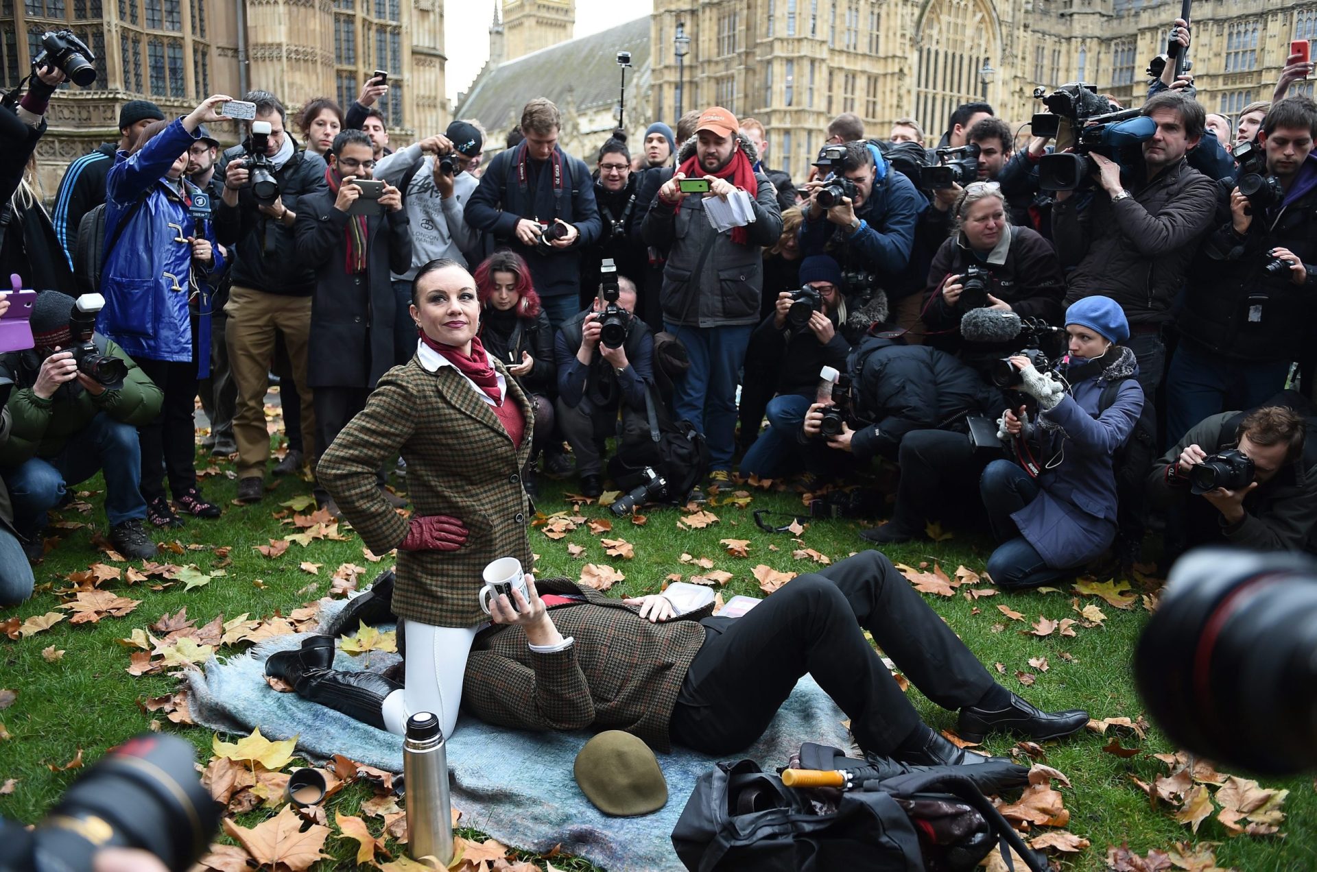 Britânicos protestam com posições sexuais frente ao Parlamento