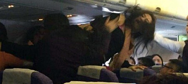 Mulheres à luta dentro de avião por causa de bebé a chorar
