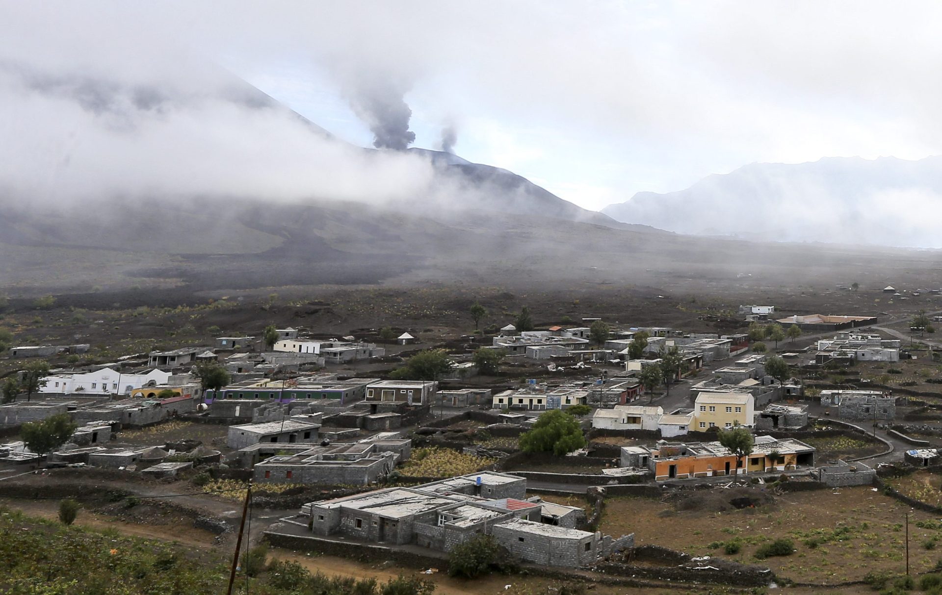 Cabo Verde: Vulcão do Fogo tem quatro crateras activas a alimentar o rio de lava