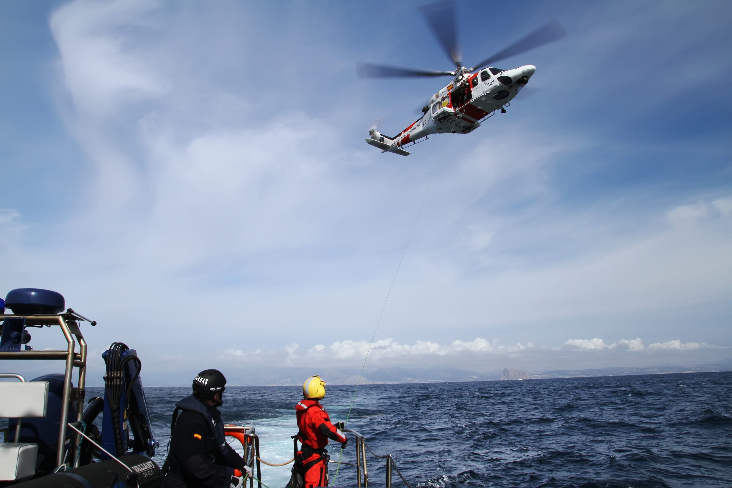 Guarda costeira do Japão resgata 10 tripulantes após naufrágio