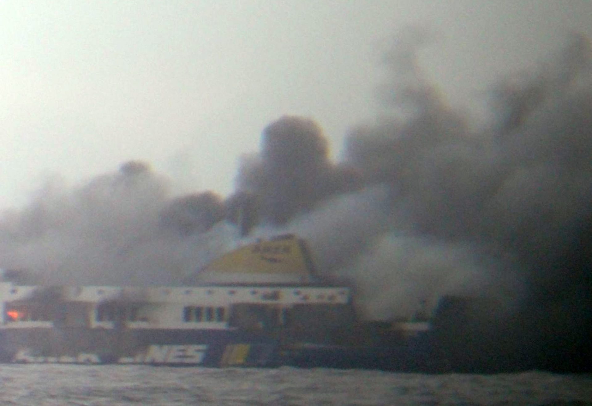 131 pessoas foram resgatadas do ferry italiano que se incendiou