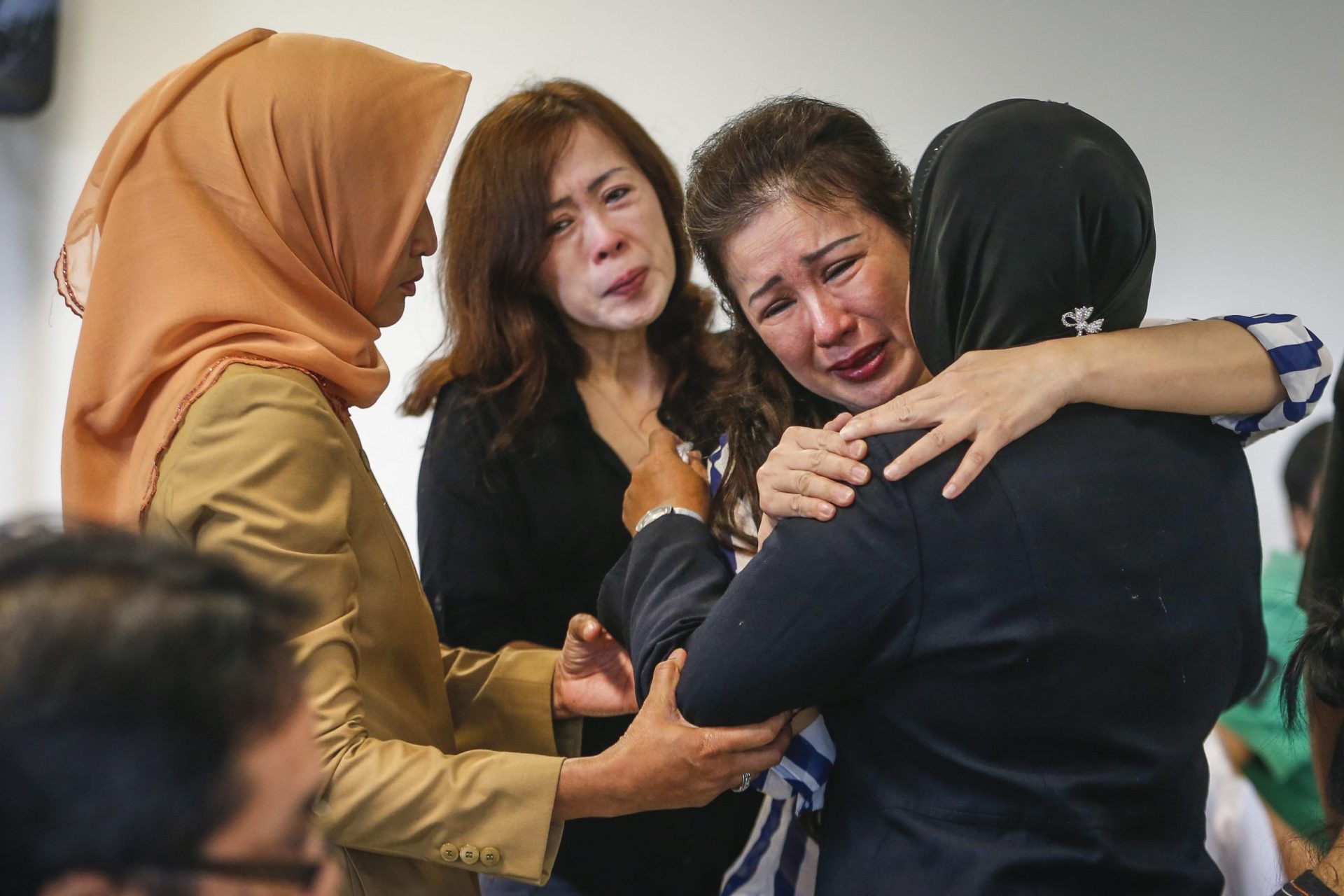AirAsia: Familiares acreditam que passageiros ainda podem estar vivos