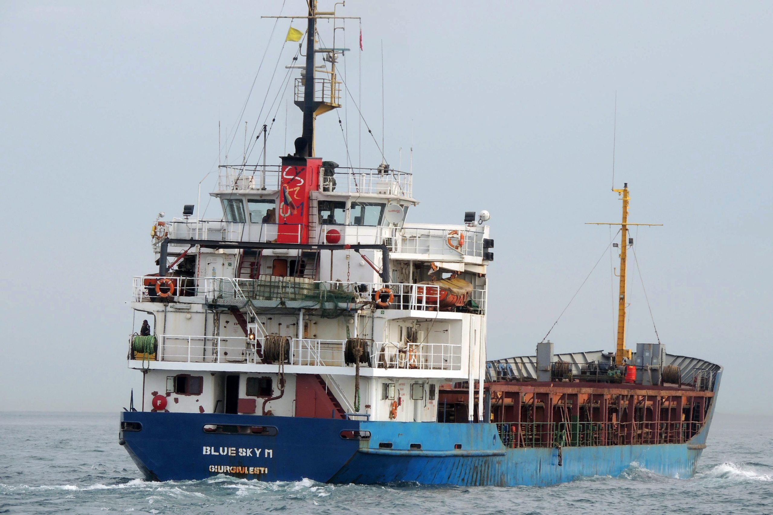 Barco em apuros pode ter sido abandonado por contrabandistas e ter a bordo centenas de pessoas