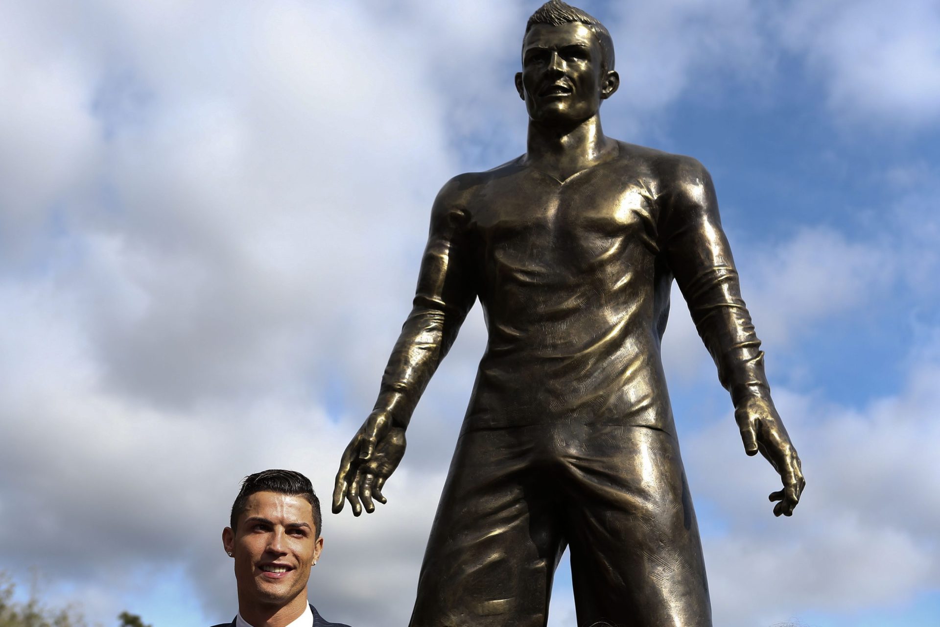 Continua polémica em torno da estátua de Ronaldo