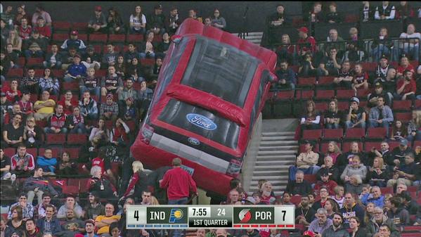 ‘Carro’ cai dentro de pavilhão durante jogo da NBA