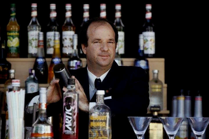 Barman madeirense representa Portugal no campeonato mundial de cocktails