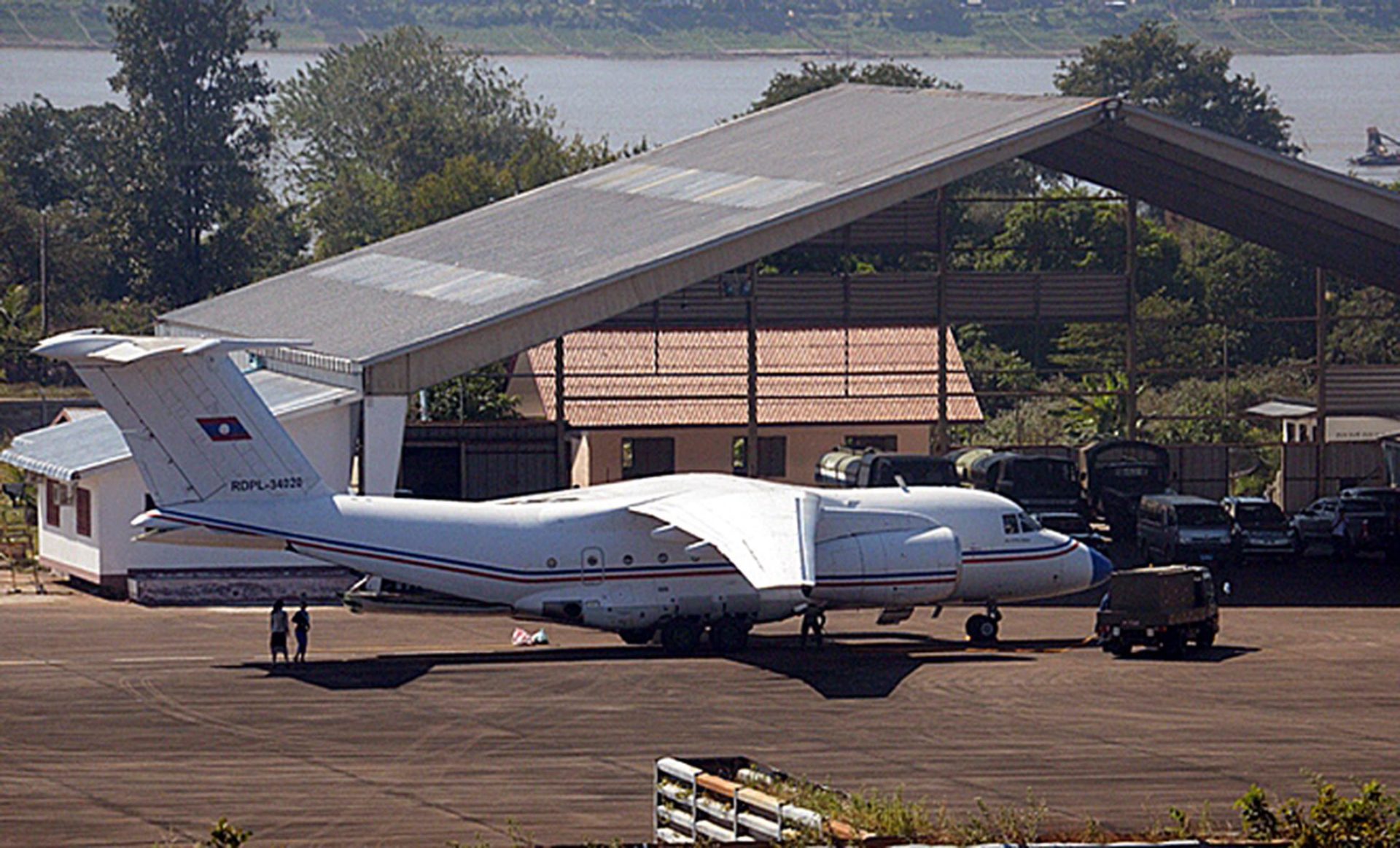 Avião militar do Laos despenha-se com ministro e governador a bordo