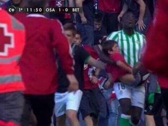Vedação de bancada cede durante jogo entre Osasuna e Betis