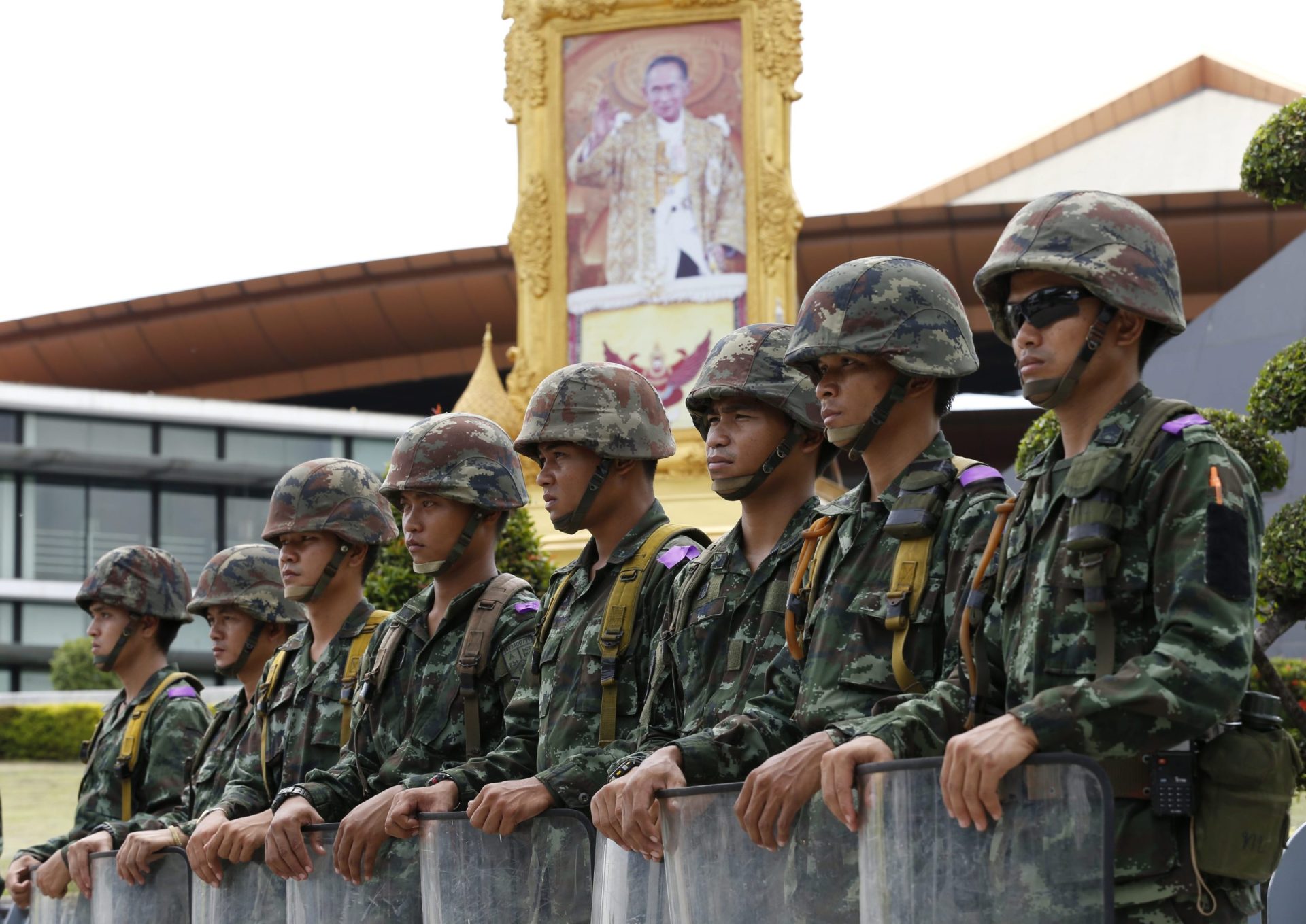 Exército tailandês declara lei marcial