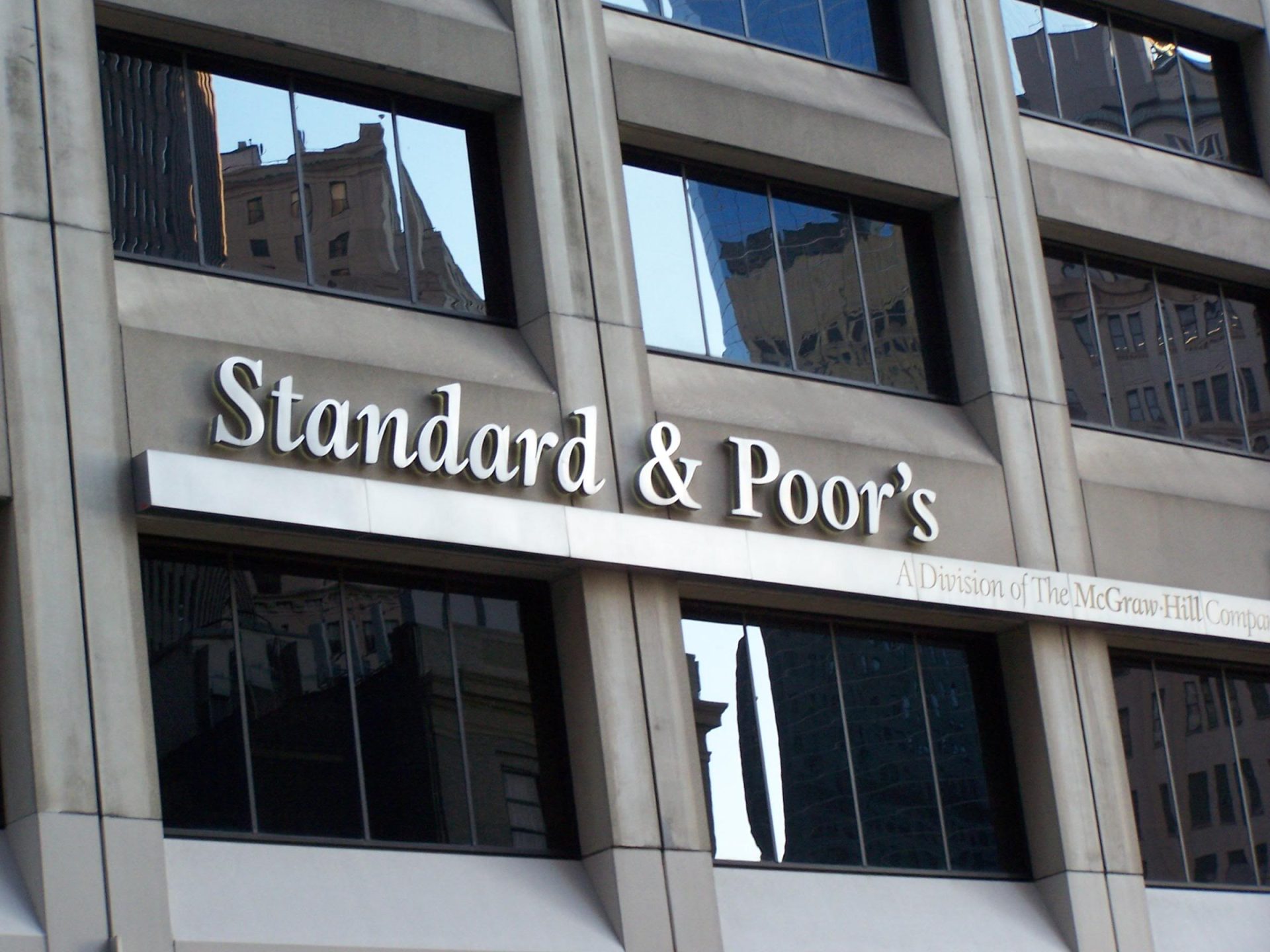 Standard &#038; Poor&#8217;s revê em alta perspetiva da banca