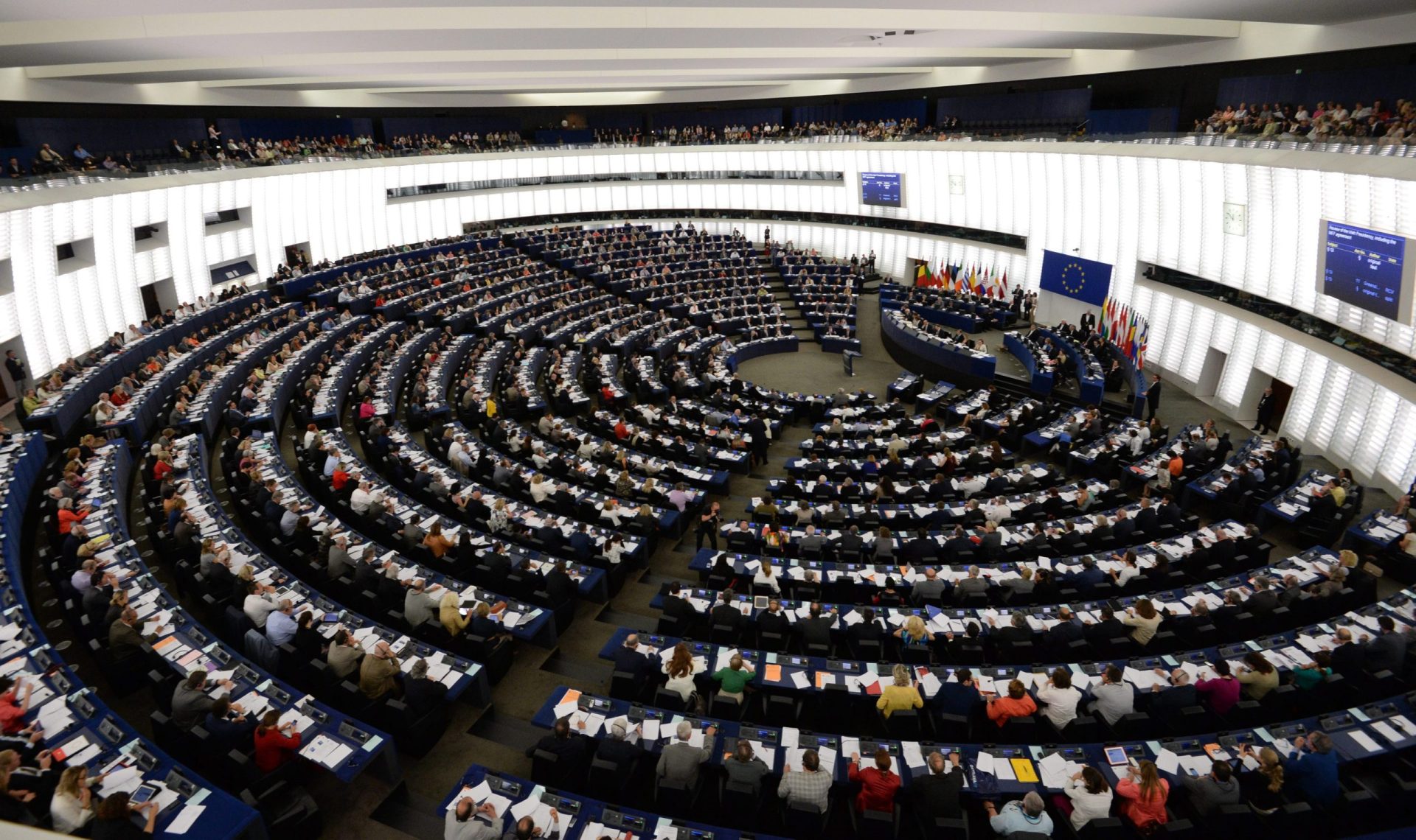 Europeias: Escolha de 751 deputados e do presidente da Comissão começa hoje