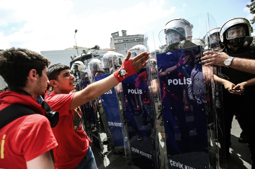 Confrontos entre polícia e manifestantes nas ruas de Istambul