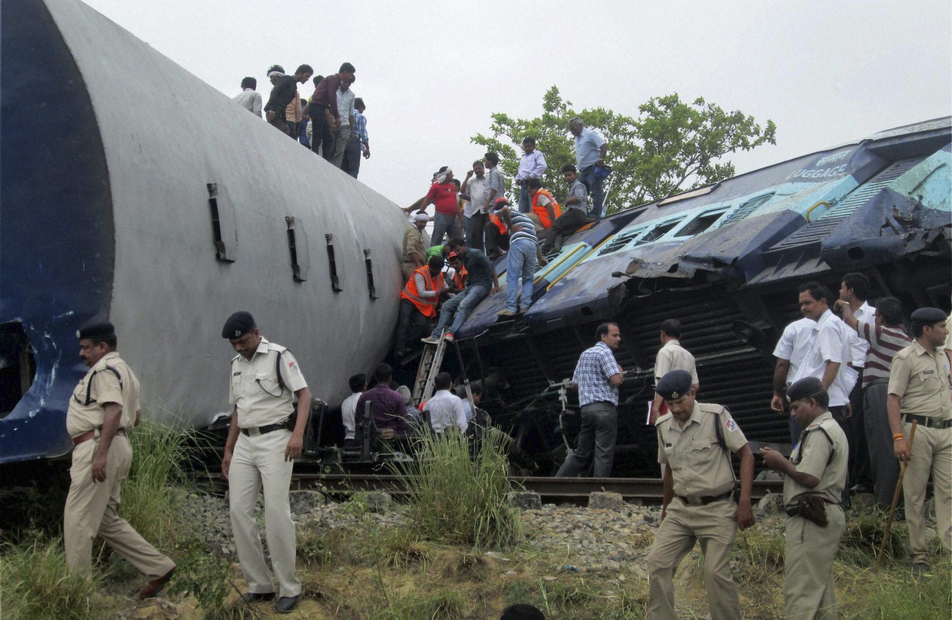 Acidente de comboio na Índia mata dezenas de pessoas