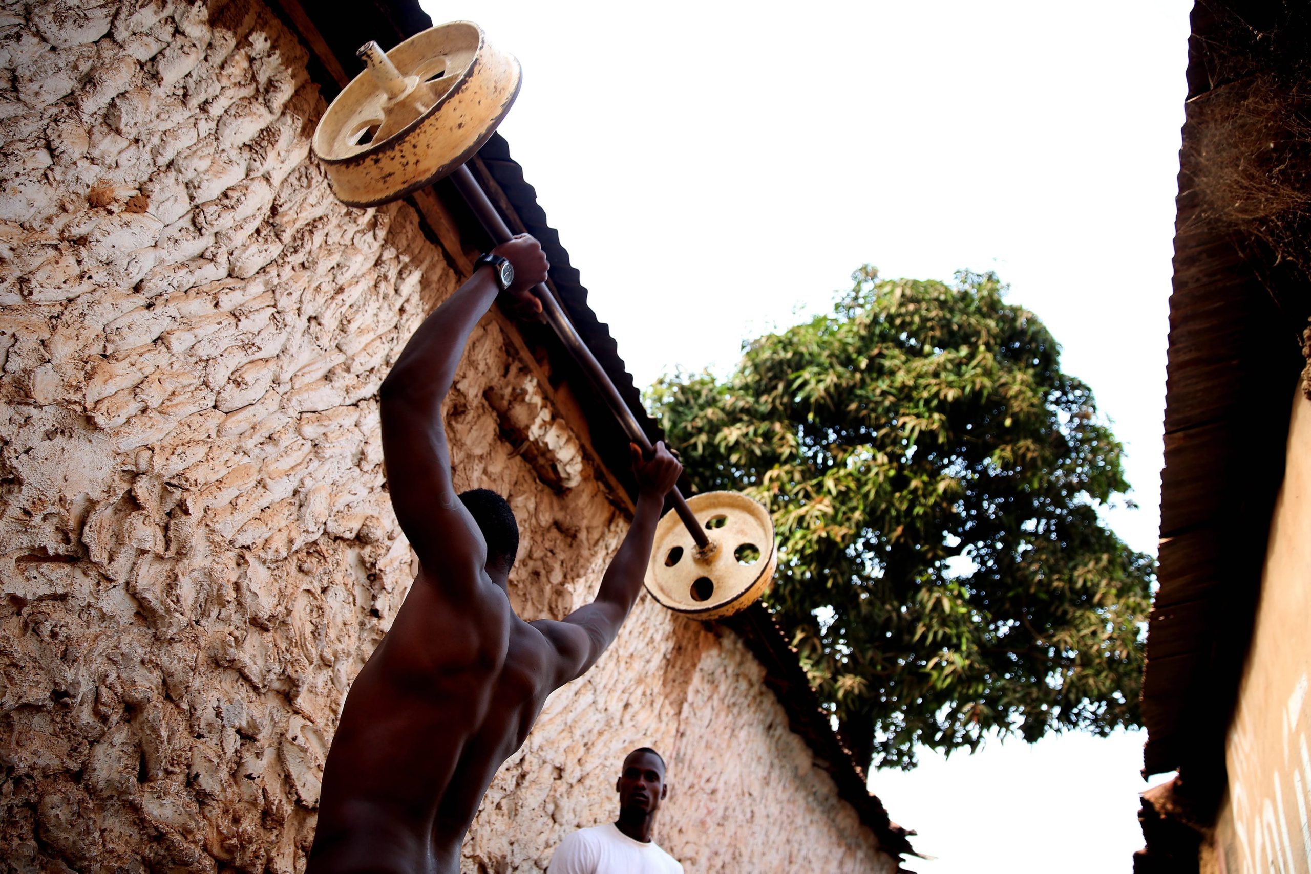 Ginásio de ferro-velho em Bissau: Quando a pobreza não é obstáculo para a musculação