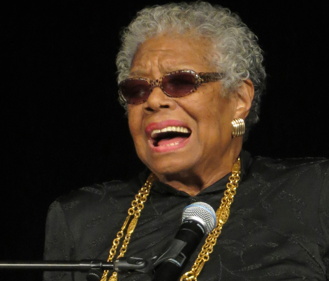 Escritora Maya Angelou morre aos 86 anos