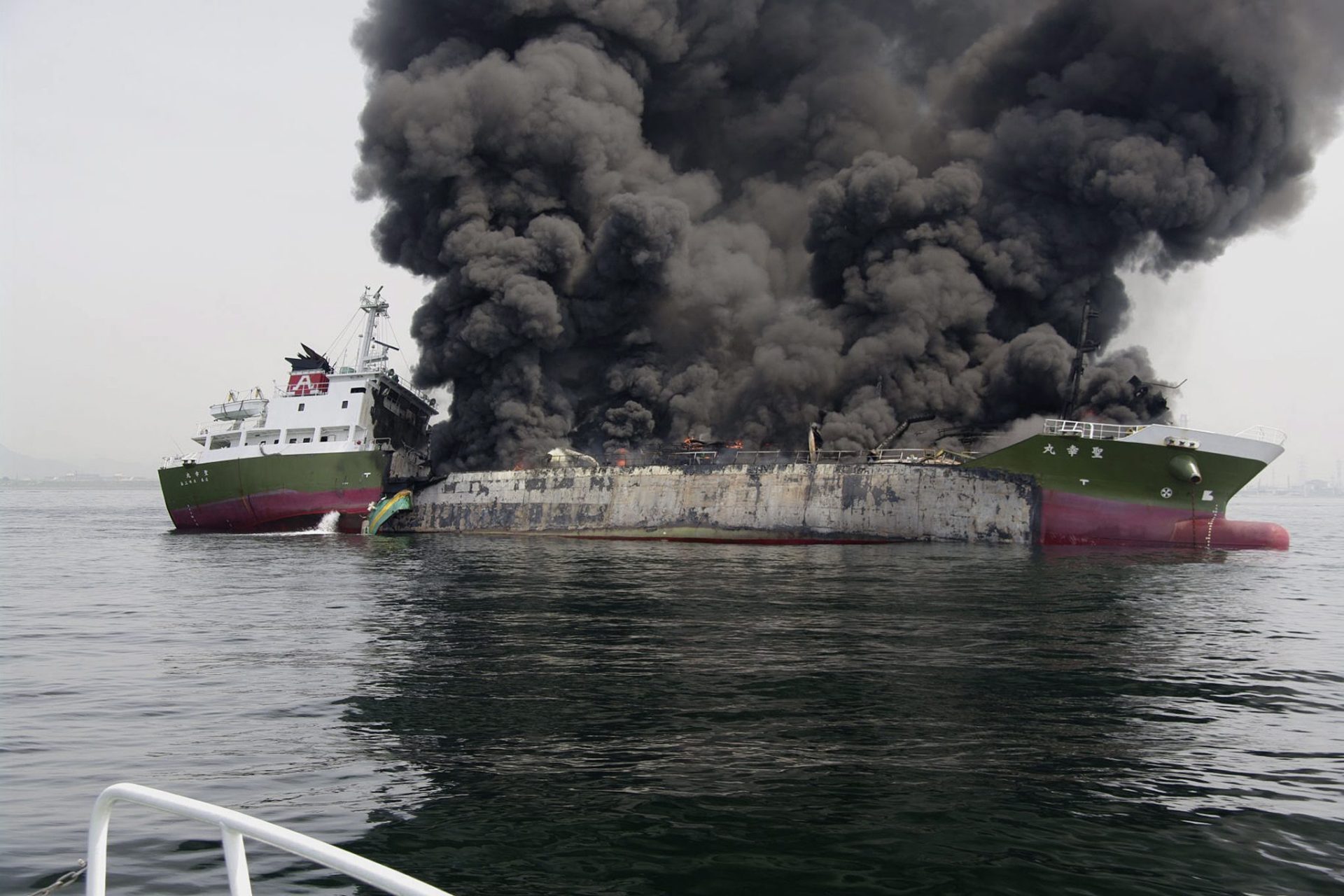 Petroleiro explode ao largo da costa do Japão