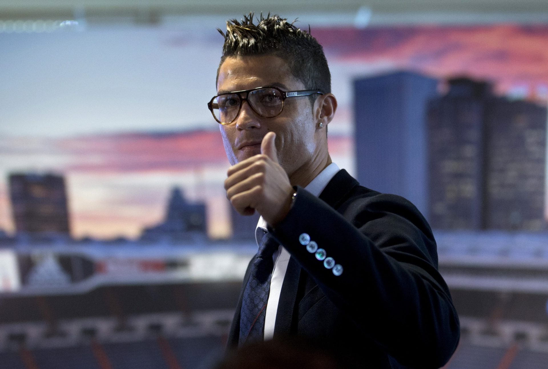 Quer tirar uma ‘Selfie’ com Cristiano Ronaldo? Cuidado, pode ser despedido