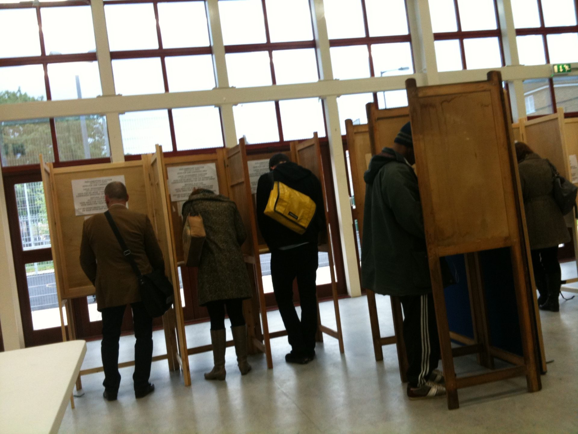 Eleitores obrigados a votar em stands de automóveis