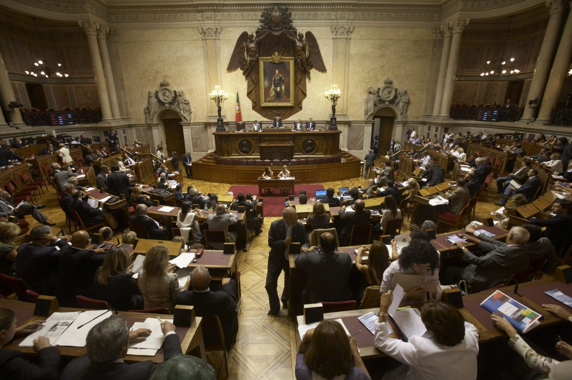 Guerra à esquerda sobre redução do número dos deputados